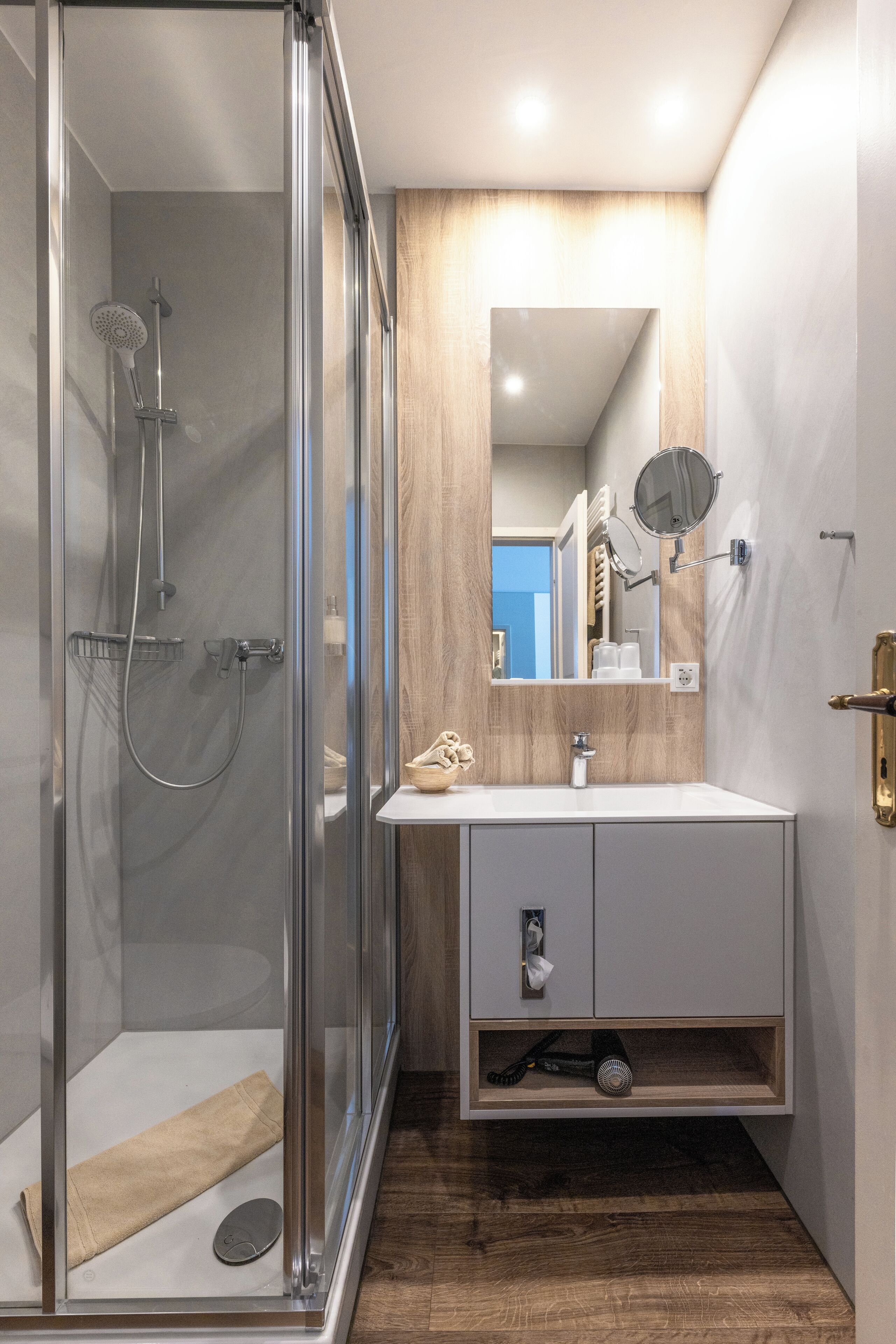 Dusche, Hydromassagedusche, kostenlose Toilettenartikel, Haartrockner