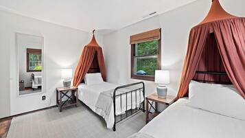 3 bedrooms, desk, iron/ironing board, free WiFi