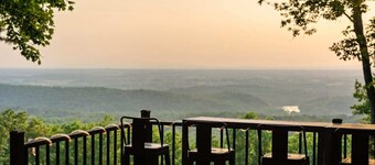 Cottage w/ Hot Tub and 100-Mile Valley Views!