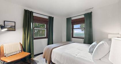 Cottage w/ Hot Tub and 100-Mile Valley Views!