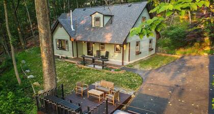 Cottage w/ Hot Tub and 100-Mile Valley Views!