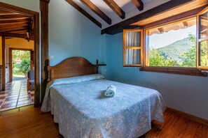 2 bedrooms, travel crib, internet, bed sheets