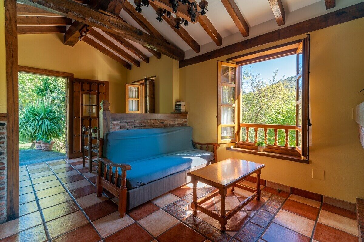 Een televisie en een open haard