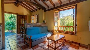 Een televisie en een open haard