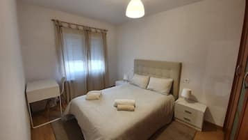 3 slaapkamers, een strijkplank/strijkijzer, gratis wifi, beddengoed