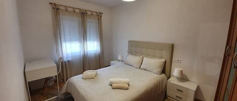 3 chambres, fer et planche à repasser, Wi-Fi gratuit, draps fournis