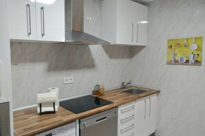 Kühlschrank, Mikrowelle, Ofen, Geschirrspüler