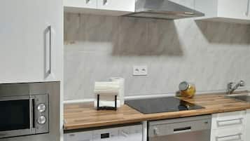 Een koelkast, een microgolfoven, een oven, een vaatwasser