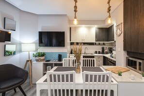 Fridge, microwave, oven, coffee/tea maker