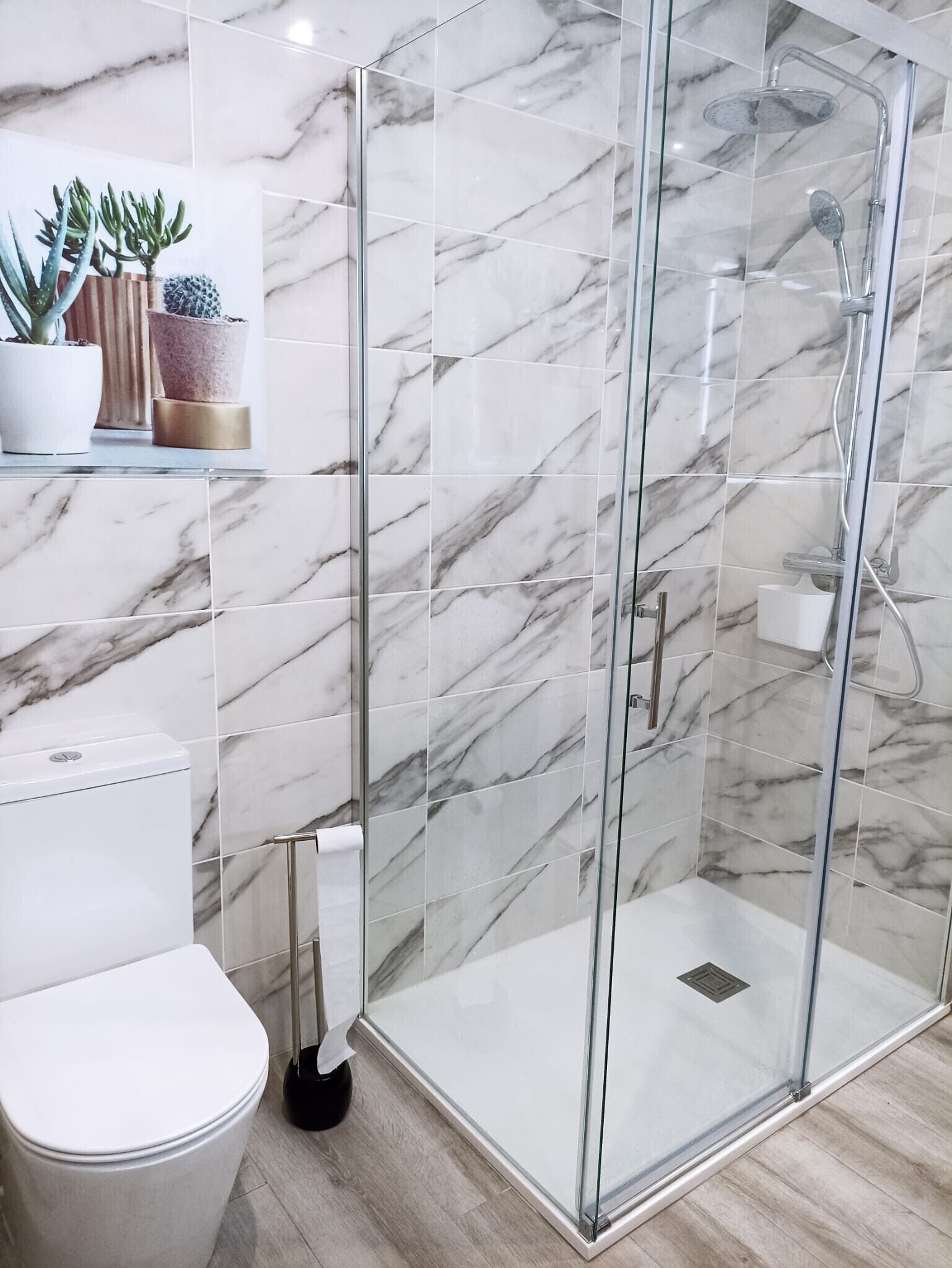 浴槽、ヘアドライヤー、タオル