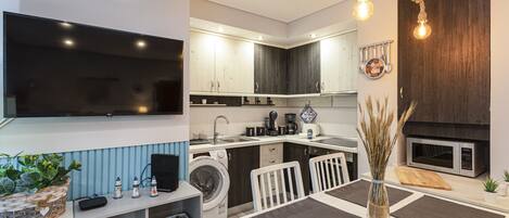 Fridge, microwave, oven, coffee/tea maker