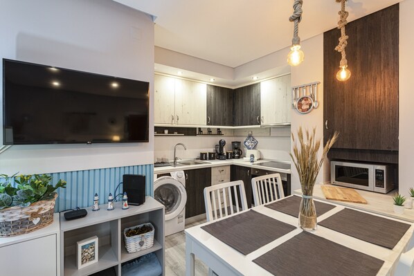 Kühlschrank, Mikrowelle, Ofen, Wasserkocher mit Kaffee-/Teezubehör