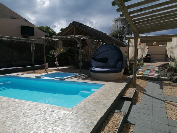 حمّام سباحة خارجي