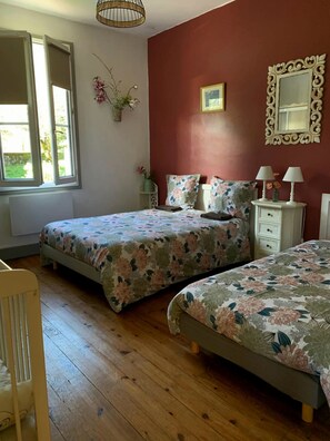 3 dormitorios, tabla de planchar con plancha, wifi gratis y ropa de cama