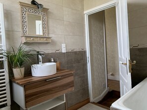 Baignoire, sèche-cheveux, serviettes fournies, savon