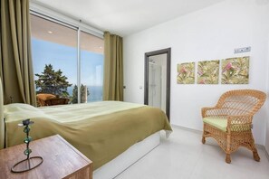 4 slaapkamers, een strijkplank/strijkijzer, reisbedje, wifi