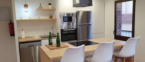 冷蔵庫、電子レンジ、オーブン、食器洗い機