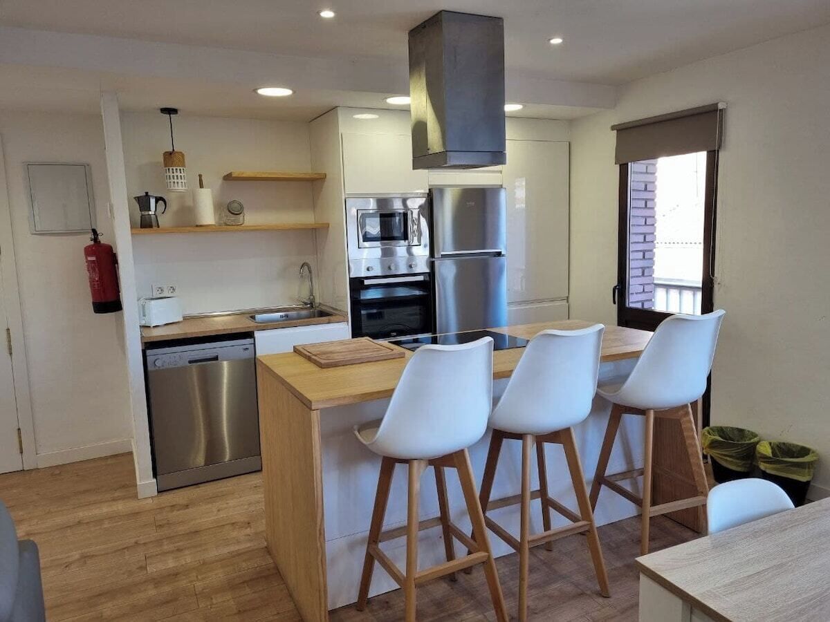 Kjøleskap, mikrobølgeovn, ovn og oppvaskmaskin