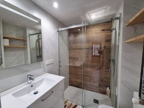 Douche, sèche-cheveux, serviettes fournies