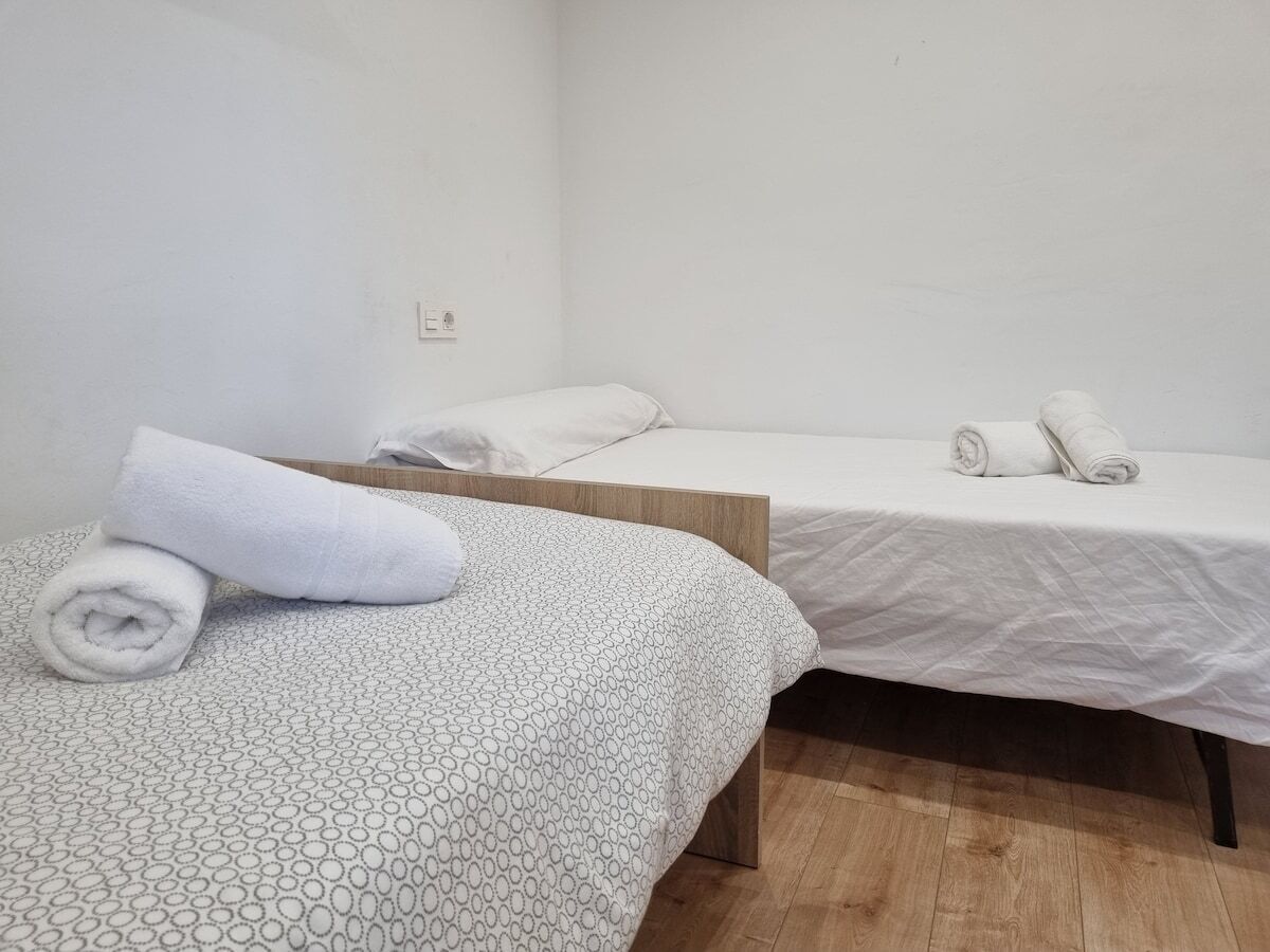 1 slaapkamer, een strijkplank/strijkijzer, gratis wifi, beddengoed