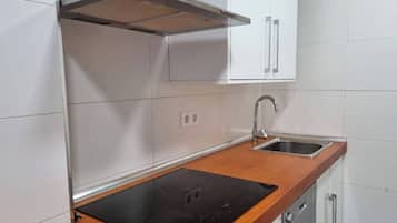 Cafetera o tetera, frigorífico, microondas y horno