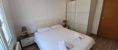 2 chambres, fer et planche à repasser, Wi-Fi gratuit, draps fournis