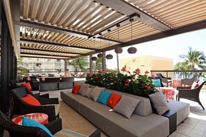 Terrace/patio - Amazing OCEAN VIEWS, Full Kitchen, Washer/Dryer, Pool, Newly Renovated 2018 (Honolulu)