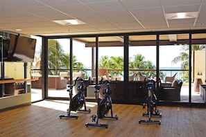 A gym with stationary bikes and a view of the ocean. - Amazing OCEAN VIEWS, Full Kitchen, Washer/Dryer, Pool, Newly Renovated 2018 (Honolulu)