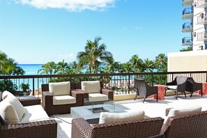 Terrace/patio - Amazing OCEAN VIEWS, Full Kitchen, Washer/Dryer, Pool, Newly Renovated 2018 (Honolulu)