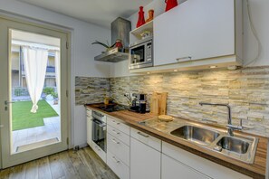 Fridge, oven, dishwasher, coffee/tea maker - My Peschiera Holiday Apartment Q1 (Castelnuovo del Garda)