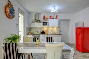 Fridge, oven, dishwasher, coffee/tea maker