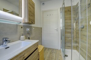 Dusche, Haartrockner, Bidet, Handtücher
