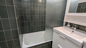 Combined shower/bathtub, hair dryer, toilet paper