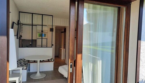 GROUND FLOOR STUDIO- garden-500m from town center-window-view mountain range 