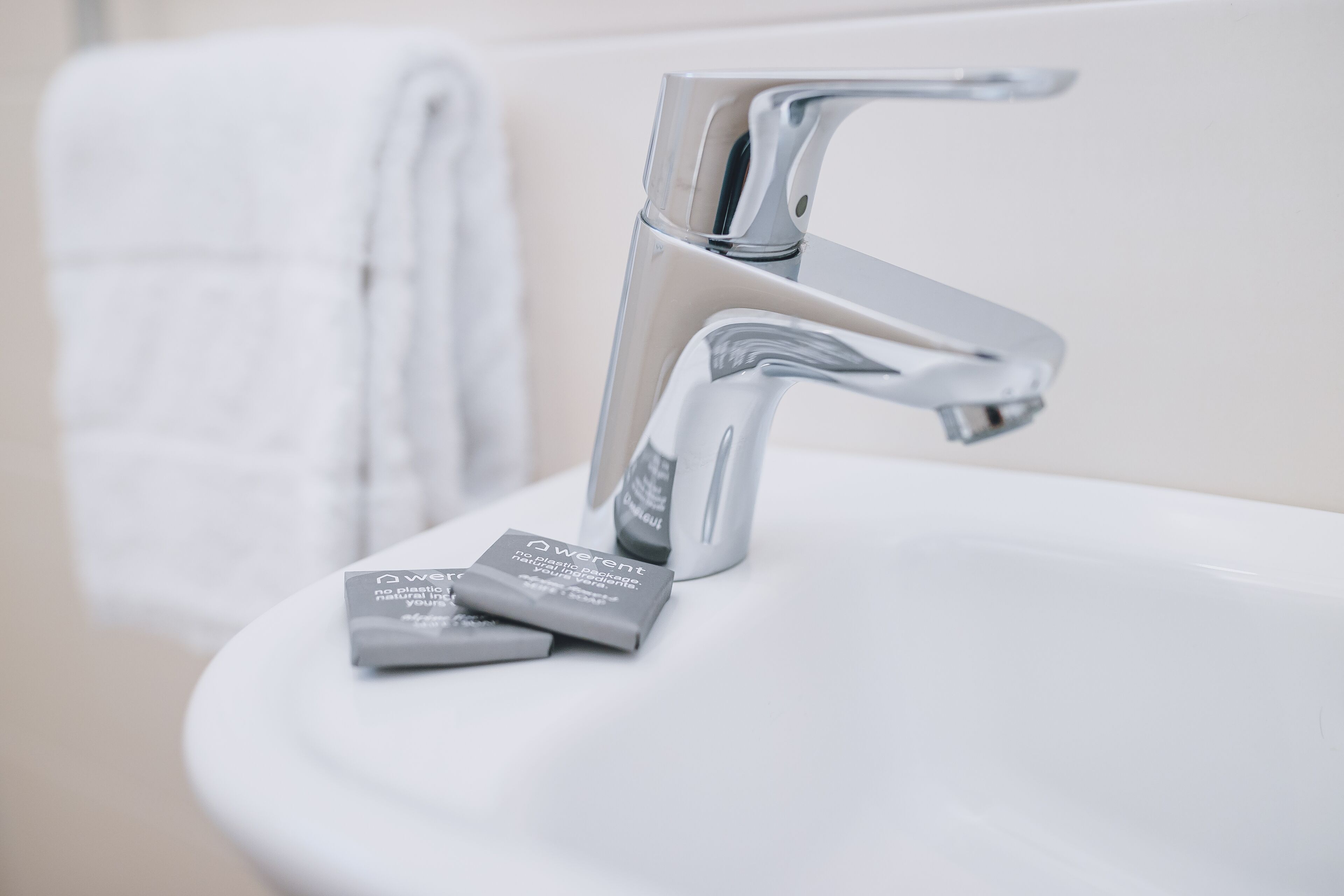 Ein modernes Badezimmer mit einem Chrom-Wasserhahn und einem weißen Waschbecken.