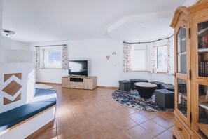 全景小木屋 | 客廳 | 100 厘米智能電視連數碼電視頻道、電視、Netflix