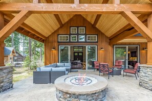 Terrace/patio - Gather, Relax & Explore! PetsOK- Crafted 4 Winter Experiences (Cle Elum)