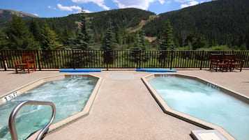 Tina de hidromasaje al aire libre