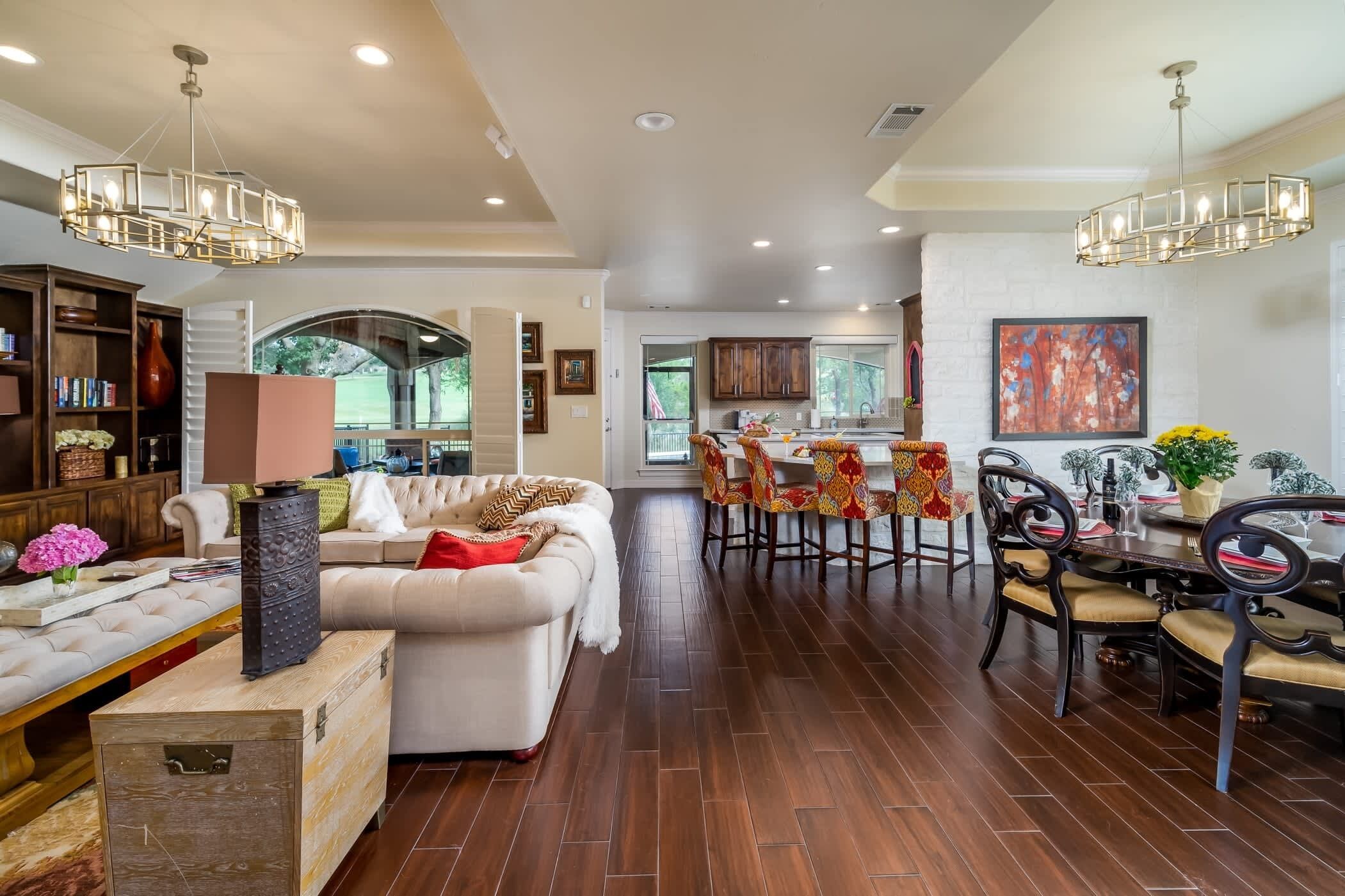 Smart-TV, Kamin, Bücher, Arbeitsbereiche