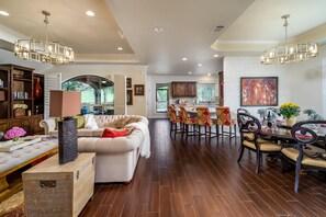 Smart TV, chimenea, libros y oficina 