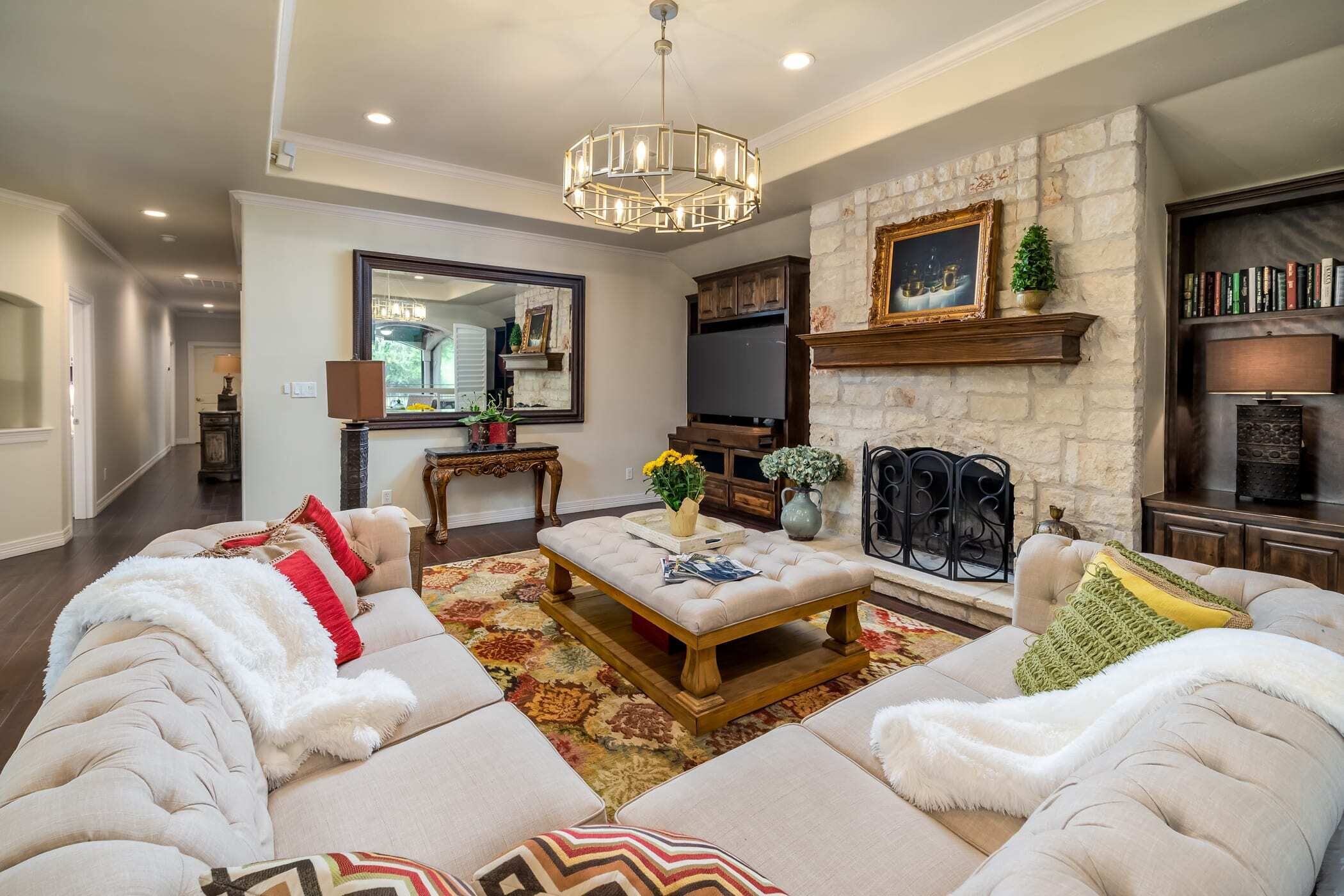 Smart TV, chimenea y libros 