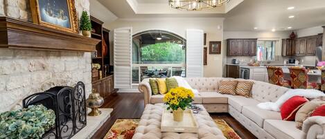 Smart TV, fireplace, books, offices