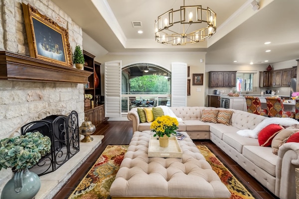 Smart TV, fireplace, books, offices