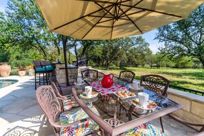 تناول الطعام بالخارج