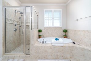 Badewanne, Haartrockner, Handtücher, Seife