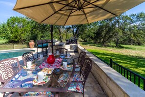 تناول الطعام بالخارج