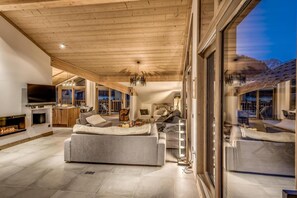 A spacious living area with a fireplace, a large sofa, and a television. - 1st floor, terrace, fireplace or stove, tv, ski locker, 244m², Champagny-en-Vanoise (Champagny-en-Vanoise)