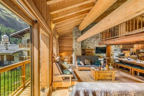 Fireplace - Chalet, 50m from ski slopes, view mountain, terrace, fireplace or stove, tv, ski locker, 130m² (Tignes)