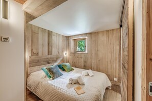 5 bedrooms, WiFi, bed sheets