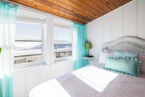 2 bedrooms, iron/ironing board, internet, bed sheets